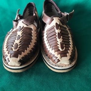 Huarache cerrado café con natural